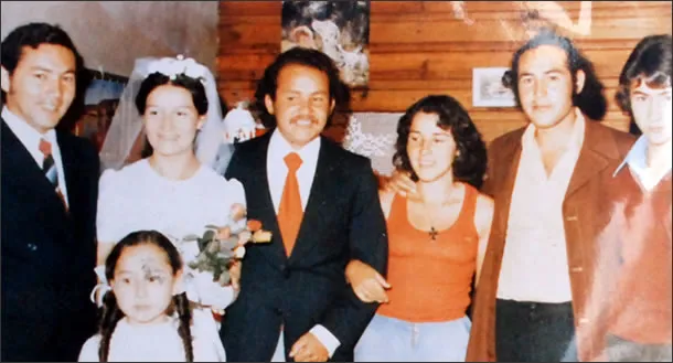 Todos los hermanos reunidos, al centro Jenny. Colectivo Memoria PUC